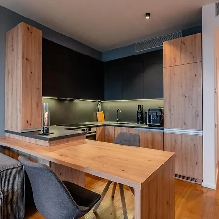 Sky Park Deluxe - Castle View - Free Parking *