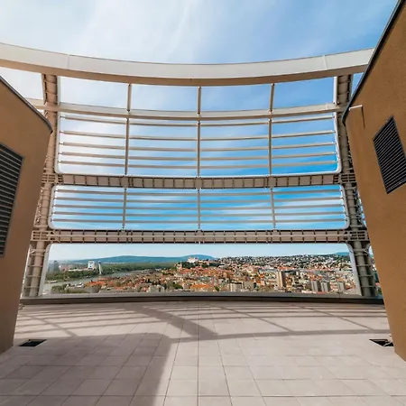 Sky Park Deluxe - Castle View - Free Parking ברטיסלאבה