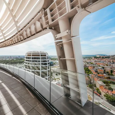 Daire Sky Park Deluxe - Castle View - Free Parking *